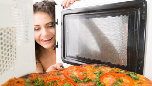 Pizza aus der Mikrowelle – knusprig und lecker dank passender Zusatzfunktionen